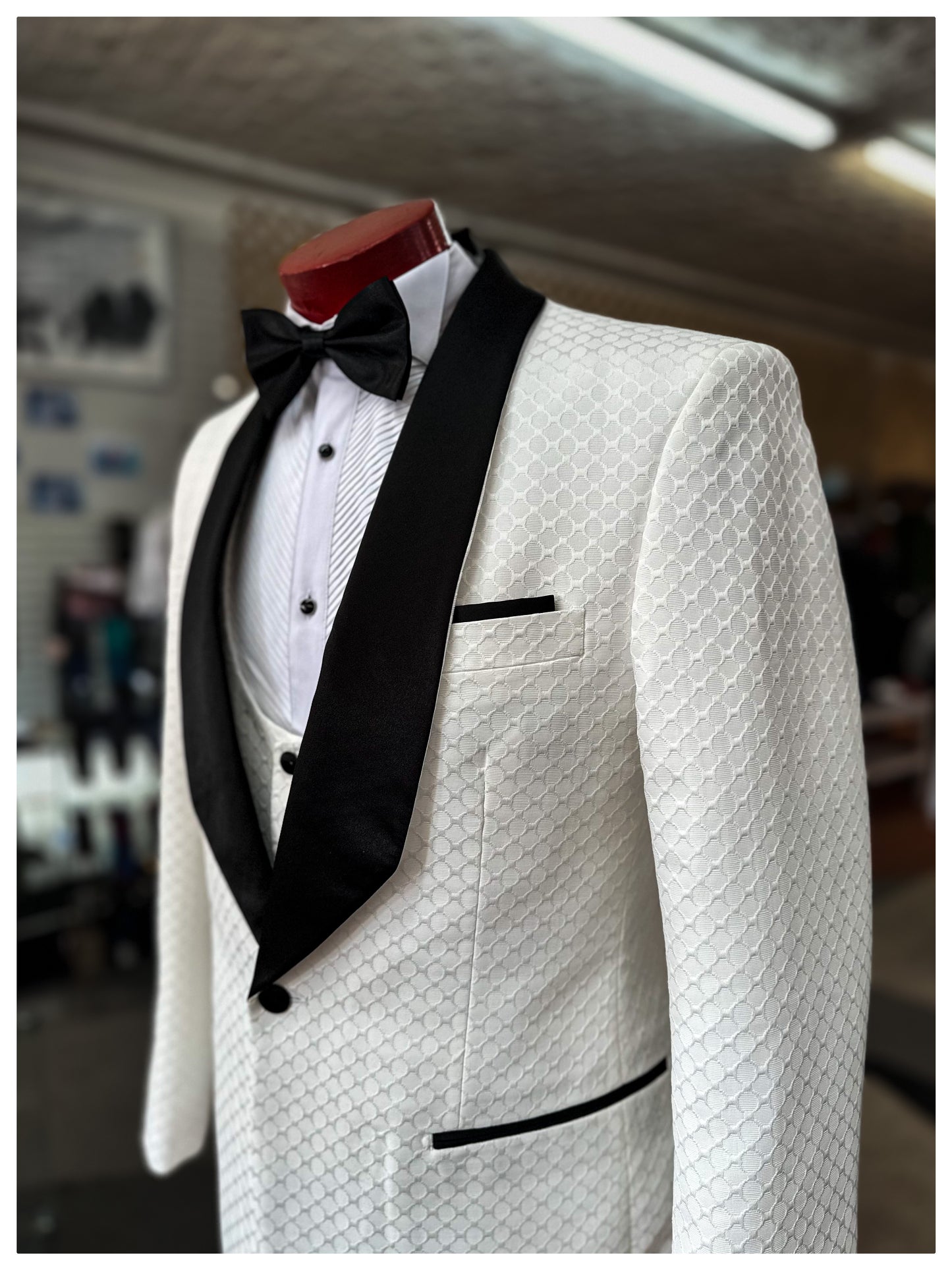 Circle Chain 3 Piece Tuxedo - White